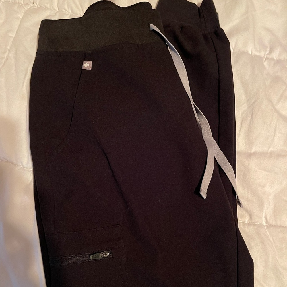Black FIGS Zamora jogger scrub pants